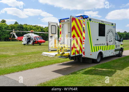 London, Großbritannien. Vom 3. Juli 2019. Medizinische Ausrüstung ist von einem akuten Transport Service (Katzen) Ambulanz im Namen der in der Nähe der Great Ormond Street Hospital zu einer Küstenwache Rettungshubschrauber, die darauf wartet, von Regent's Park zu übertragen werden entfernt. Wird der Hubschrauber machen die Reise eines kranken Kindes, die für die Behandlung in der Great Ormond Street wird als Reisen mit dem Auto gebracht werden, zu sammeln, zu lange dauern würde. Credit: Stephen Chung/Alamy leben Nachrichten Stockfoto