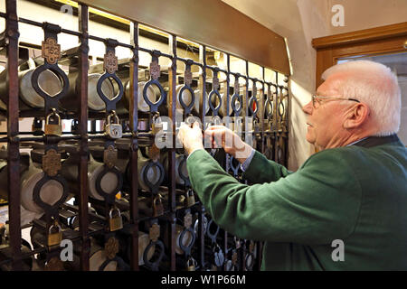 Sicher für traditionelle Stein Bierkrüge, Hofbräuhaus, Platzl, Munich, Bayern, Deutschland Stockfoto