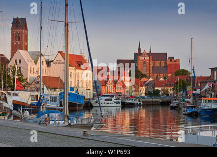 Alten Hafen in Wismar mit Türmen von St. Marien, Marienkirche und St. George's Kirche, Georgenkirche, Mecklenburg Vorpommern, Deutschland Stockfoto