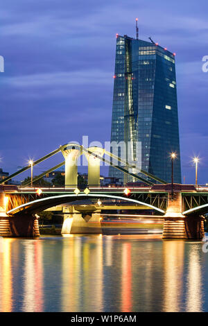 Die neue Europäische Zentralbank Gebäude im Osten von Frankfurt, Skyline, floesser Brücke, Dämmerung, Frankfurt am Main, Deutschland, EZB, EZB Stockfoto