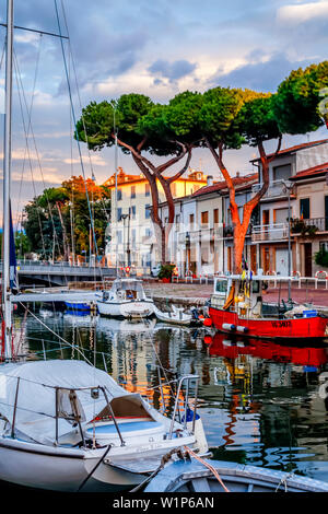 Canale Burlamacco den Sonnenuntergang im Hafen von Viareggio, Toskana, Italien Stockfoto