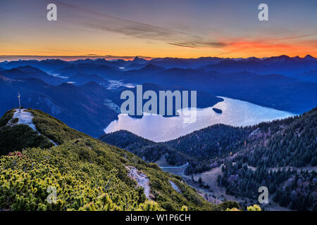 Morgenstimmung über den Walchensee mit Kreuz auf dem Gipfel der Herzogstand, Rofan und Karwendel Bereich im Hintergrund, von Herzogstand, Bayerische Alpen, Uppe Stockfoto