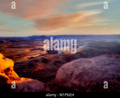 Spähen durch Gewitterwolken am Green River mit Blick auf die Sonne. Canyonlands National Park. Utah. Stockfoto