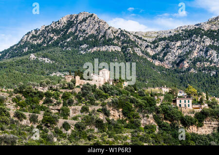 Blick auf das Dorf mit Kirche Parroquia San Juan Bautista, Deià, Tramuntana-gebirge, Mallorca, Balearen, Spanien Stockfoto