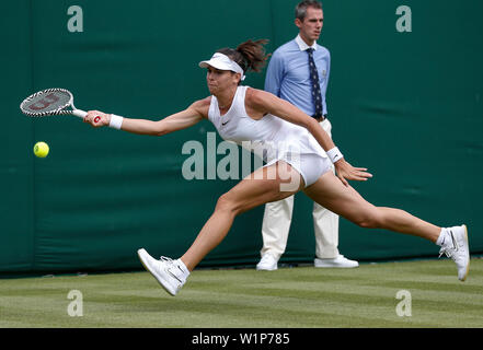 London, Großbritannien. 3. Juli 2019. Ajla Tomljanovic von Australien konkurriert während der zweiten Runde Frauen singles Match mit Victoria Azarenka von Belarus 2019 Wimbledon Tennis Championships in London, Großbritannien, am 3. Juli 2019. Credit: Han Yan/Xinhua/Alamy leben Nachrichten Stockfoto