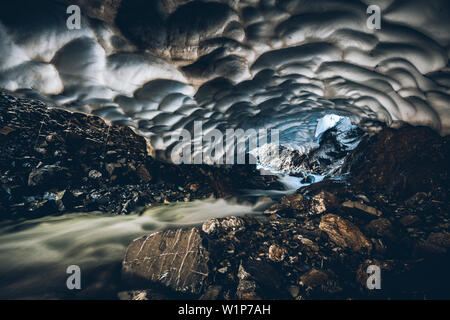 Mountain River durch alte Schneehöhle, E5, Alpenüberquerung, 1. Stufe zu Kemptnerhütte Sperrbachtobel Oberstdorf, Allgäu, Bayern, Alpen, Deutschland Stockfoto