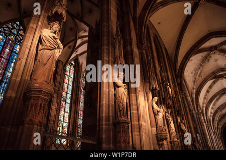 Skulpturen und künstlerischen Windows, innenraum der Kathedrale von Straßburg, Strasbourg, Alsace, France Stockfoto