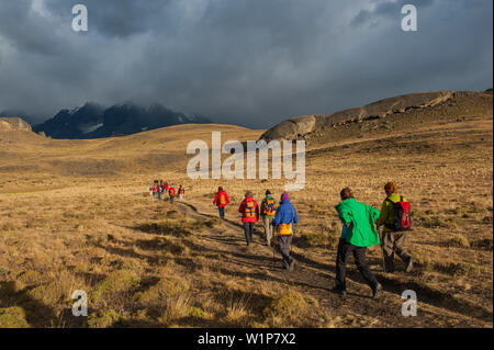 Besucher Trek über die sanften Hügel in der frühen Morgensonne, Torres del Paine Nationalpark, Magallanes y de la Antarktis Chilena, Patagonien, Chi Stockfoto