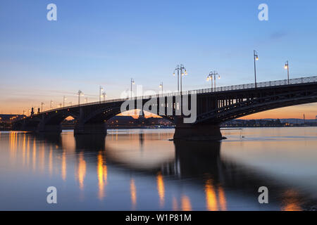 Brücke Theodor-Heuss-Brücke über den Rhein im Abendlicht, Mainz, Rheinland-Pfalz, Deutschland, Europa Stockfoto