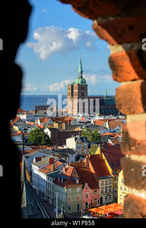 Blick auf St. Nikolai von St. Mary's Church, Ostseeküste, Mecklenburg-Vorpommern, Deutschland Stockfoto