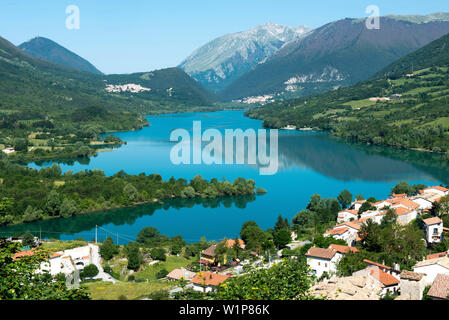 Anzeigen von Roccaraso über den Lago di Barrea am Rande der Abruzzen Nationalpark Stockfoto