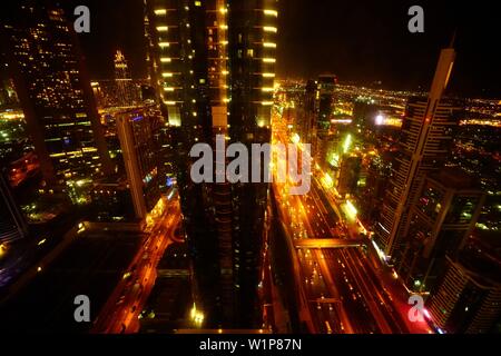 Anzeigen, Nacht, Sheikh Zayed Road, Wolkenkratzer, Finanz Center, Dubai, VAE, Vereinigte Arabische Emirate Stockfoto