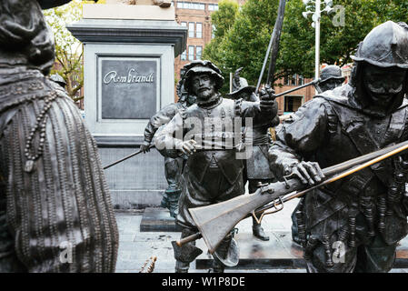 Rembrandtplein mit Spaziergang durch die Skulptur Nachtwache, Platz im Zentrum, benannt nach dem berühmtesten Gemälde des Malers Rembrandt, Amsterd Stockfoto