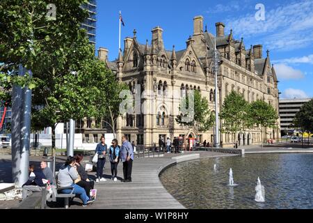 BRADFORD, Großbritannien - 11 Juli, 2016: die Menschen besuchen Centenary Square in Bradford, UK. Bradford ist eine der größten Städte in Yorkshire mit einer Bevölkerung von 528,155 Stockfoto