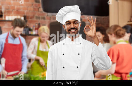 Gerne männliche indische Koch ok an Kochkurs Stockfoto