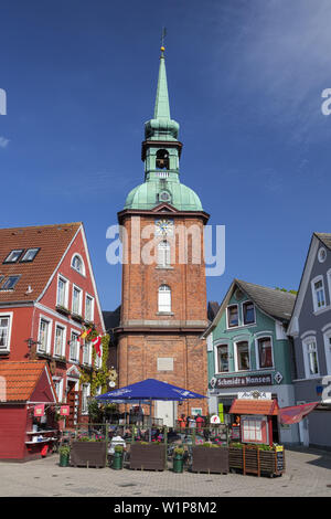 Kirche St. Nikolai und Häuser auf dem Marktplatz in Kappeln, Ostseeküste, Schleswig-Holstein, Norddeutschland, Deutschland, Europa Stockfoto