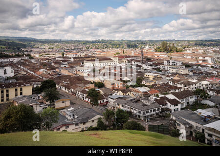 Blick vom Cerro El Morro Berg an der historischen Altstadt mit dem weißen Kuppel der Kathedrale, Popayan, Departmento de Cauca, Kolumbien, Südamerika Stockfoto