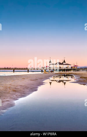 Vollmond über Pier, Ahlbeck, Insel Usedom, Mecklenburg-Vorpommern, Deutschland Stockfoto