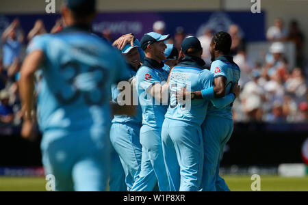 Emirate Riverside, Chester-le-Street, Durham, UK. 3. Juli 2019. ICC World Cup Cricket, England und Neuseeland; Jofra Archer feiert mit seinen Teamkollegen nach Er hat Martin Guptill von Neuseeland hinter gefangen und Sie sind 14-2 Credit: Aktion plus Sport/Alamy leben Nachrichten Stockfoto