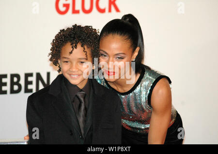 Jaden Christopher Syre Smith, Jada Pinkett Smith - Deutschland-Premiere des Spielfilms "das Streben nach Glueck", Sony Center Potsdamer Platz bin, 9. J Stockfoto