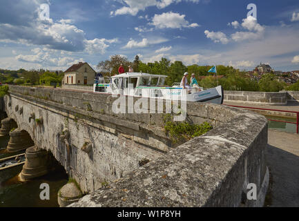 Hausboot auf dem pont-canal an Saint-Florentin, Saint-Florentin, Canal de Bourgogne, Departement Yonne, Burgund, Frankreich, Europa Stockfoto