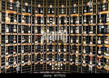 La Cite du Vin, der Stadt der Weine, Weinkeller, Schauraum, Bordeaux, Frankreich, Bordeaux, Frankreich Stockfoto