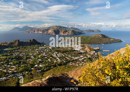 Panoramablick von Vulcano, Salina, Lipari, Panarea, Lipari, Äolische Inseln, Meer, Mittelmeer, Italien, Europa Stockfoto