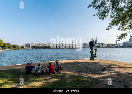 Junge Leute an der Binnenalster in Hamburg, Norddeutschland, Deutschland Stockfoto