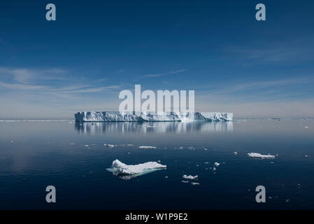 Eine große tabular Iceberg schwimmt in einer nahezu Windstill, ruhige See, in der Nähe der Paulet Island, Antarktische Halbinsel, Antarktis Stockfoto