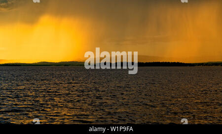 Sonnenuntergang mit aufkommender Regen Sturm. Ottawa River Woodstock Ontario Kanada. Stockfoto