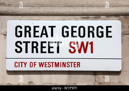 LONDON, UK, 13. MAI 2012: Blick auf Great George Street, Westminster, London. London ist die bevölkerungsreichste Stadt und Metropolregion. Stockfoto