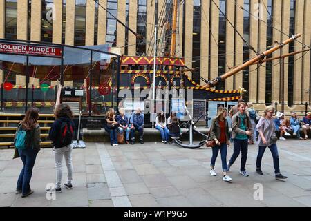 LONDON, Großbritannien - 8. JULI 2016: die Menschen besuchen Golden Hinde II.-Museum Schiff in London, UK. London ist die bevölkerungsreichste Stadt in Großbritannien mit 13 Millionen Menschen l Stockfoto