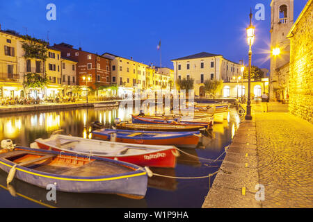 Fischerboote im Hafen von Lazise am Gardasee, Nördliche Italienische Seen, Venetien, Norditalien, Italien, Südeuropa, Europa Stockfoto