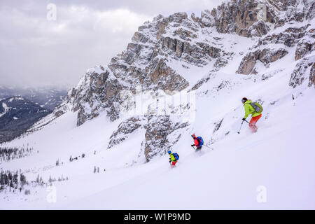 Drei Personen backcountry Skiing in absteigender Reihenfolge von der Forcella Roa, Forcella Roa, Naturpark Puez-Geisler, UNESCO Weltnaturerbe Dolomiten, Dolomit Stockfoto