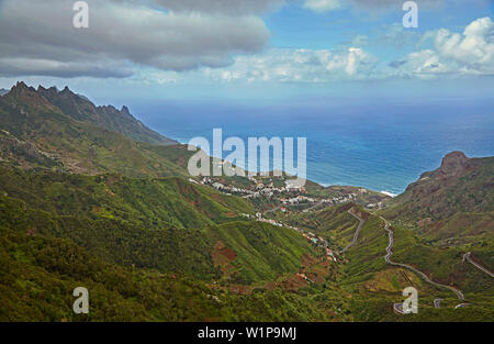 Blick über das Anagagebirge, Taganana und das Meer, Teneriffa, Kanarische Inseln, Islas Canarias, Atlantik, Spanien, Europa Stockfoto