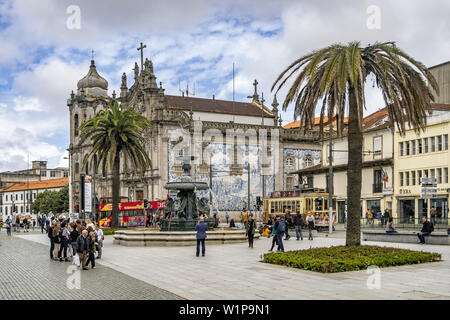 Der Brunnen von Löwen, Praca de Gomez, Igreja do Carmo Kirche, Azulejos, vintage Straßenbahn, Porto, Portugal Stockfoto