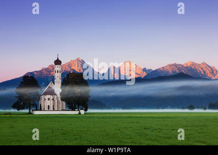 Wallfahrtskirche St. Coloman, Blick auf die Tannheimer Berge, Allgäuer Alpen, Allgäu, Bayern, Deutschland Stockfoto