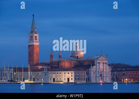 Blick auf die Lagune von Venedig auf der Insel San Giorgio Maggiore und seiner gleichnamigen Benediktinerabtei und Kirche in das Blau der Nacht, San Marco Stockfoto