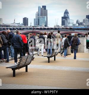 LONDON, UK, 13. MAI 2012: Touristen besuchen die Themse in London. Mit mehr als 14 Millionen internationale Ankünfte im Jahr 2009, London ist die Vi. Stockfoto