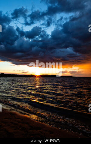 Sonnenuntergang mit aufkommender Regen Sturm. Ottawa River Woodstock Ontario Kanada. Stockfoto