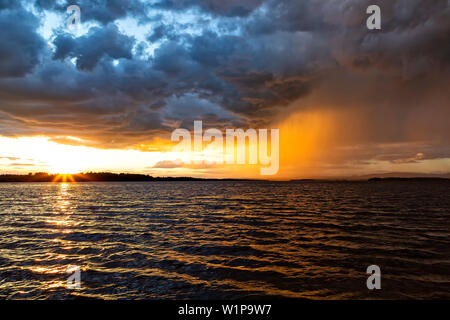 Sonnenuntergang mit aufkommender Regen Sturm. Ottawa River Woodstock Ontario Kanada. Stockfoto