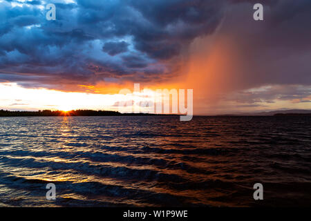 Sonnenuntergang mit aufkommender Regen Sturm. Ottawa River Woodstock Ontario Kanada. Stockfoto