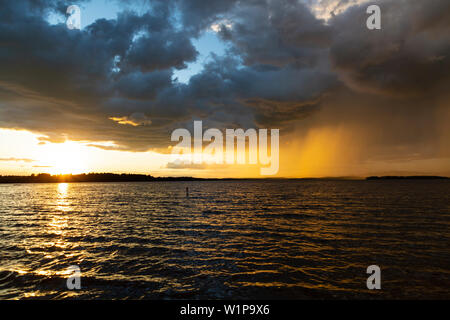 Sonnenuntergang mit aufkommender Regen Sturm. Ottawa River Woodstock Ontario Kanada. Stockfoto