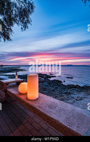 Sonnenuntergang an der Bucht von Alcudia, Promenade bei Colonia de Sant Pere, Mallorca, Balearen, Spanien Stockfoto