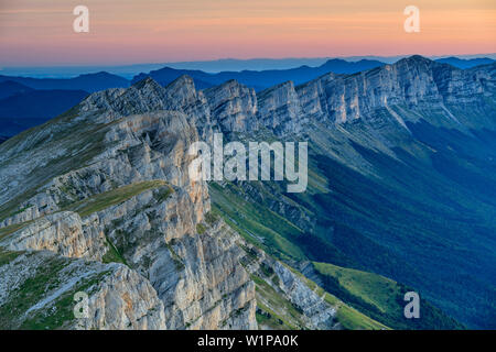 Morgenstimmung über die Felsen stürzt der Vercors, die Grand Veymont, Vercors, Dauphine, Dauphine, Isère, Frankreich Stockfoto