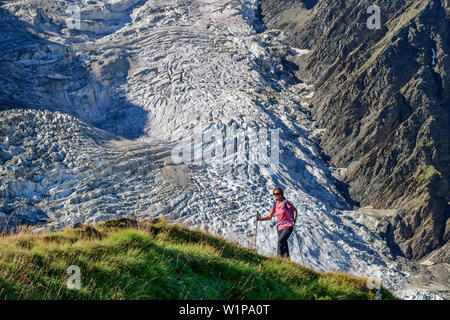 Frau wandert über Wies zurück, Taconnaz Gletscher im Hintergrund, Pyramide, Mont Blanc, Grajische Alpen, die Savoyer Alpen, Savoie, Frankreich Stockfoto