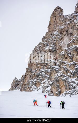 Mehrere Personen backcountry Skiing aufsteigend, wardow Wardow Roa Roa, Naturpark Puez-Geisler, UNESCO Weltnaturerbe Dolomiten, Dolomiten Stockfoto