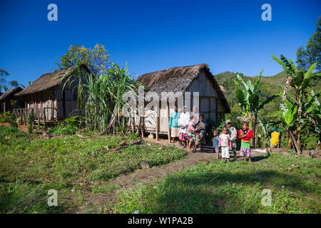 Die Menschen vor Ort und die typischen Häuser im Hochland von Madagaskar, Afrika Stockfoto