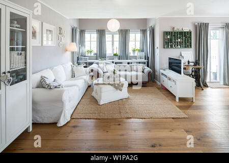 Modernen nordischen Wohnzimmer im Haus mit weißen und grauen Möbeln und Holzfußboden, Korbach, Hessen, Deutschland, Europa Stockfoto