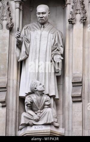 London, Vereinigtes Königreich - berühmte Westminster Abbey Kirche detail. Martin Luther King Statue. Stockfoto